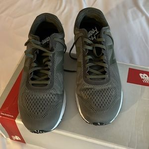 New balance men’s olive green sneakers